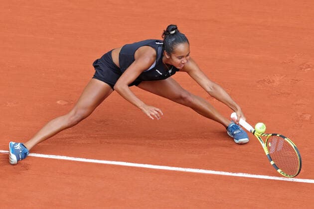 29th May 2022; Roland Garros, Paris, France: French Open Tennis tournament: Leylah Fernandez (CAN) at full stretch during her match against Amanda Anisimova (USA)  ActionPlus12394575 JonxBromley