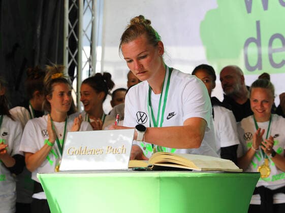 VfL Wolfsburg women, town hall reception Wolfsburg, The German womens soccer champion VfL Wolfsburg and DFB Cup winner 2022 has been received on a stage in front of the town hall in Wolfsburg on 29 05 20022, Alexandra Popp VfL Wolfsburg signs the Golden Book of the City of Wolfsburg Wolfsburg