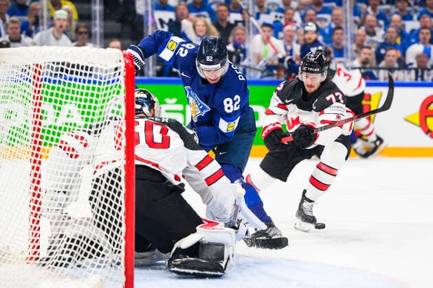 220529 Harri Pesonen of Finland and Thomas Chabot of Canada during the 2022 IIHF Ice Hockey World Championship gold medal game between Finland and Canada on May 29, 2022 in Tampere Photo Maxim Thore BILDBYRAN kod MT MT0408 ishockey ice hockey ishockey vm iihf ice hockey world championship finland kanada canada bbeng,  Copyright: MAXIMxTHORE BB220529MT084