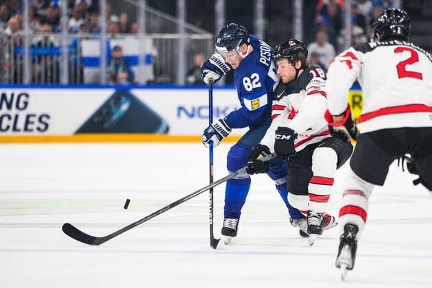 220529 Harri Pesonen of Finland and Dawson Mercer of Canada during the 2022 IIHF Ice Hockey World Championship gold medal game between Finland and Canada on May 29, 2022 in Tampere Photo Maxim Thore BILDBYRAN kod MT MT0408 ishockey ice hockey ishockey vm iihf ice hockey world championship finland kanada canada bbeng,  Copyright: MAXIMxTHORE BB220529MT089