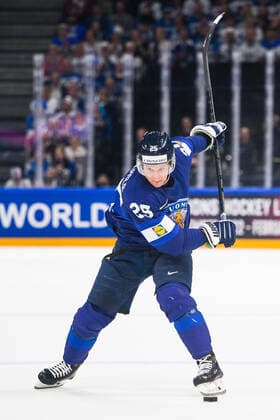 220529 Toni Rajala of Finland during the 2022 IIHF Ice Hockey World Championship gold medal game between Finland and Canada on May 29, 2022 in Tampere Photo Maxim Thore BILDBYRAN kod MT MT0408 ishockey ice hockey ishockey vm iihf ice hockey world championship finland kanada canada bbeng,  Copyright: MAXIMxTHORE BB220529MT090