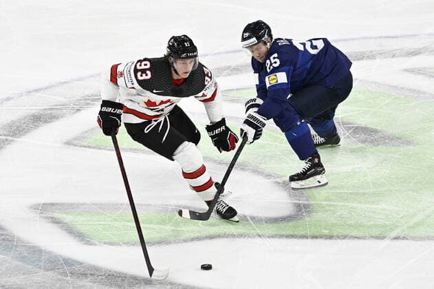Eishockey, WM Finale, Finnland - Kanada From left Kent Johnson of Canada and Toni Rajala of Finland in action during the 2022 IIHF Ice hockey, Eishockey World Championship, WM, Weltmeisterschaft gold medal match between Canada and Finland, Tampere, Finland, May 29, 2022. (CTKxPhoto MichalxKamaryt) CTKPhotoP2022052905508 