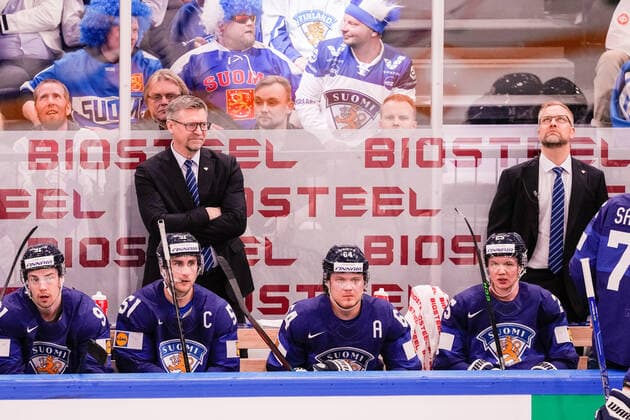 TAMPERE, FINLAND MAY 29 head coach Jukka Jalonen of Finland L during the 2022 IIHF Ice Hockey World Championship match between Finland and Canada at Nokia Arena on May 29, 2022 in Tampere, Finland Tampere Nokia Arena Finland  Copyright: xJustPictures.ch JarixPestelaccix