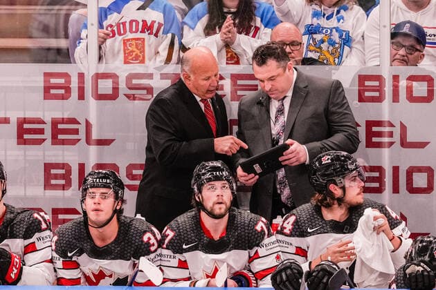 TAMPERE, FINLAND MAY 29 head coach Claude Julien of Canada L talks to assistant coach D J Smith of Canada R during the 2022 IIHF Ice Hockey World Championship match between Finland and Canada at Nokia Arena on May 29, 2022 in Tampere, Finland Tampere Nokia Arena Finland  Copyright: xJustPictures.ch JarixPestelaccix