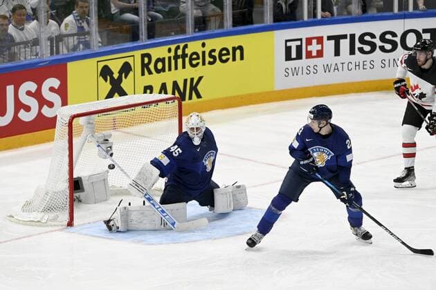Eishockey, WM Finale, Finnland - Kanada Dylan Cozens of Canada (not seen) scores 0-1 goal against goalkeeper Jussi Olkinuora and Esa Lindell of Finland during the 2022 IIHF Ice hockey, Eishockey World Championships final match between Finland and Canada in Tampere, on May 29th, 2022. Tampere Finland LKFTJK20220529211405RERF  Copyright: xEmmixKorhonenx