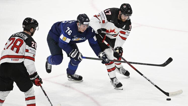 Eishockey, WM Finale, Finnland - Kanada From left Damon Severson of Canada, Jere Sallinen of Finland , Adam Lowry of Canada in action during the 2022 IIHF Ice hockey, Eishockey World Championship, WM, Weltmeisterschaft gold medal match between Canada and Finland, Tampere, Finland, May 29, 2022. (CTKxPhoto MichalxKamaryt) CTKPhotoP2022052905712