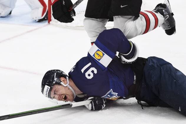 Eishockey, WM Finale, Finnland - Kanada Juho Lammikko (91) of Finland was tackled during the 2022 IIHF Ice hockey, Eishockey World Championships final match between Finland and Canada in Tampere, on May 29th, 2022. Tampere Finland LKFTJK20220529212422QZVY  Copyright: xJussixNukarix