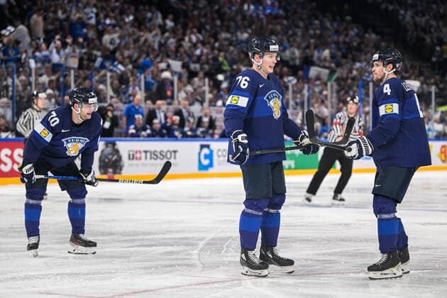 220529 Jere Sallinen och Mikko Lehtonen of Finland looks dejected during the 2022 IIHF Ice Hockey World Championship gold medal game between Finland and Canada on May 29, 2022 in Tampere Photo Maxim Thore BILDBYRAN kod MT MT0408 ishockey ice hockey ishockey vm iihf ice hockey world championship finland canada canada bbeng dejection depp,  Copyright: MAXIMxTHORE BB220529MT116