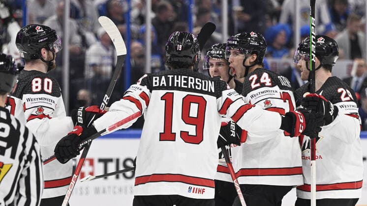 Eishockey, WM Finale, Finnland - Kanada Dylan Cozens of Canada (2nd right) celebrates goal during the 2022 IIHF Ice hockey, Eishockey World Championship, WM, Weltmeisterschaft gold medal match between Canada and Finland, Tampere, Finland, May 29, 2022. (CTKxPhoto MichalxKamaryt) CTKPhotoP2022052906178 