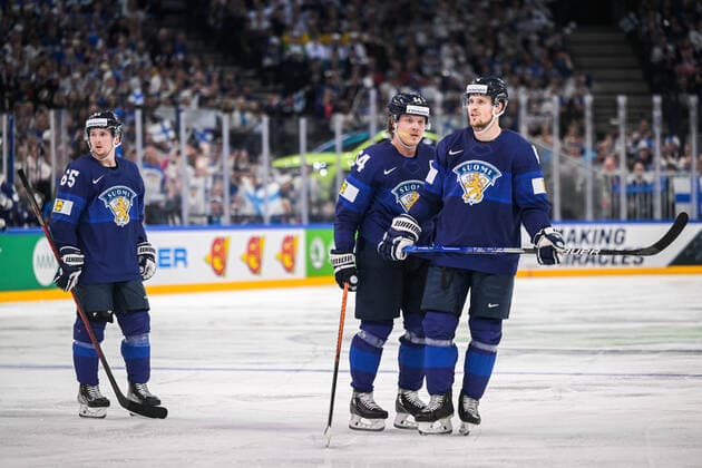 220529 Sakari Manninen, Mikael Granlund and Mikko Lehtonen of Finland looks dejected during the 2022 IIHF Ice Hockey World Championship gold medal game between Finland and Canada on May 29, 2022 in Tampere Photo Maxim Thore BILDBYRAN kod MT MT0408 ishockey ice hockey ishockey vm iihf ice hockey world championship finland canada canada bbeng dejection depp,  Copyright: MAXIMxTHORE BB220529MT120