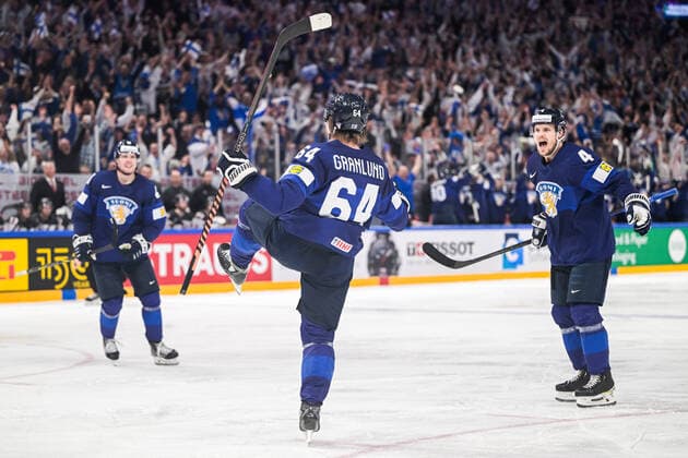 220529 Mikael Granlund of Finland celebrates after 1 1 during the 2022 IIHF Ice Hockey World Championship gold medal game between Finland and Canada on May 29, 2022 in Tampere Photo Maxim Thore BILDBYRAN kod MT MT0408 ishockey ice hockey ishockey vm iihf ice hockey world championship finland kanada canada bbeng celebration jubel,  Copyright: MAXIMxTHORE BB220529MT122