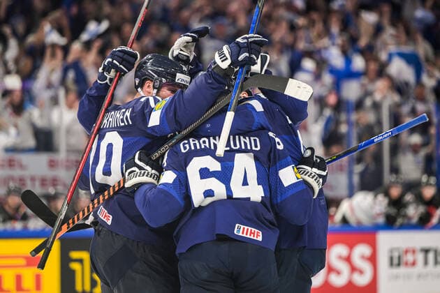 220529 Mikael Granlund of Finland celebrates with team mates after 1 1 during the 2022 IIHF Ice Hockey World Championship gold medal game between Finland and Canada on May 29, 2022 in Tampere Photo Maxim Thore BILDBYRAN kod MT MT0408 ishockey ice hockey ishockey vm iihf ice hockey world championship finland kanada canada bbeng celebration jubel,  Copyright: MAXIMxTHORE BB220529MT123