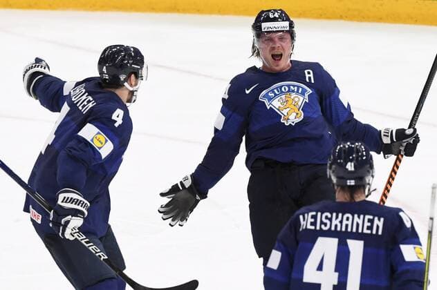 Mikael Granlund (64) celebrates with team mates after scoring 1-1 goal during the 2022 IIHF Ice hockey, Eishockey World Championships final match between Finland and Canada in Tampere, on May 29th, 2022. Tampere Finland LKFTJK20220529220551VPYT  Copyright: xJussixNukarix
