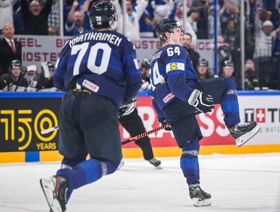 220529 Mikael Granlund of Finland celebrates after 2 1 during the 2022 IIHF Ice Hockey World Championship gold medal game between Finland and Canada on May 29, 2022 in Tampere Photo Maxim Thore BILDBYRAN kod MT MT0408 ishockey ice hockey ishockey vm iihf ice hockey world championship finland kanada canada bbeng celebration jubel,  Copyright: MAXIMxTHORE BB220529MT127