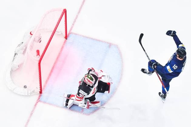 220529 Joel Armia of Finland celebrates and goaltender Matt Tomkins of Canada looks dejected after 3 1 of Armia during the 2022 IIHF Ice Hockey World Championship gold medal game between Finland and Canada on May 29, 2022 in Tampere Photo Maxim Thore BILDBYRAN kod MT MT0408 ishockey ice hockey ishockey vm iihf ice hockey world championship finland kanada canada bbeng celebration jubel depp dejection,  Copyright: MAXIMxTHORE BB220529MT128