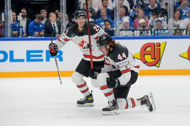 29 05 2022, Tampere, Nokia Arena, Finland v Canada 2022 IIHF Ice Hockey World Championship, 44 Max Comtois Canada celebrate his 3 3 goal with 24 Dylan Cozens Canada Tampere Nokia Arena Pirkanmaa Finland  Copyright: xJustPictures.ch AndreaxBrancax