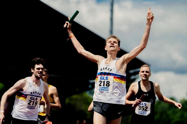 Bilder des Jahres 2022, Sport 05 Mai Sport Themen der Woche KW22 Sport Bilder des Tages DM Langstaffeln; Mainz, 29.05.2022 Lukas Abele (SSC Hanau-Rodenbach) witft sich vor Marc Tortell (Athletics Team Karben) ins Ziel am 29.05.2022 waehrend der Deutschen Meisterschaften Langstrecke im Otto-Schott-Sportzentrum in Mainz *** DM Long Distance Relays Mainz, 29 05 2022 Lukas Abele SSC Hanau Rodenbach crosses the finish line in front of Marc Tortell Athletics Team Karben on 29 05 2022 during the German Long Distance Championships at Otto Schott Sports Center in Mainz, Germany Copyright: xBEAUTIFULxSPORTS Flatemerschx