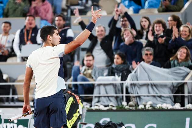 TENNIS - French Open 2022 PARIS,FRANCE,29.MAY.22 - TENNIS - ATP, Tennis Herren World Tour, French Open, Roland Garros, Grand Slam. Image shows the rejoicing of Carlos Alcaraz (ESP).  GEPAxpictures xPatrickxSteiner