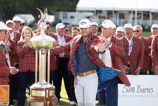 Bilder des Jahres 2022, Sport 05 Mai Sport Themen der Woche KW22 Sport Themen der Woche KW21 Sport Bilder des Tages May 29, 2022, Fort Worth, TX, USA: FORT WORTH, TX - MAY 29, 2022 - Sam Burns tries on the traditional plaid jacket after winning the 2022 Charles Schwab Challenge PGA, Golf Herren in a one hole playoff against Scottie Scheffler at Colonial Country Club in Fort Worth, Texas Fort Worth USA - ZUMAsc5_ 20220529_zaf_sc5_011 Copyright: xErichxSchlegelx
