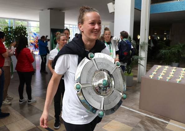 VfL Wolfsburg women, town hall reception Wolfsburg, The German womens soccer champion VfL Wolfsburg and DFB Cup winner 2022 has been received on a stage in front of the town hall in Wolfsburg on 29 05 20022 Goalkeeper Almuth Schult VfL Wolfsburg Wolfsburg