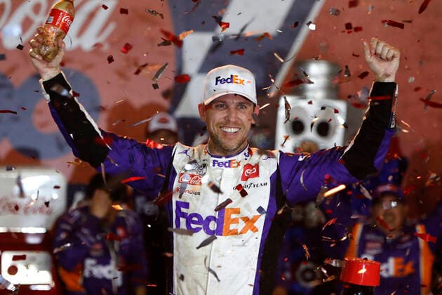 Bilder des Jahres 2022, Sport 05 Mai Sport Themen der Woche KW22 Sport Themen der Woche KW21 Sport Bilder des Tages CHARLOTTE, NC - MAY 29: Denny Hamlin ( 11 Joe Gibbs Racing FedEx Ground Toyota) celebrates after winning the NASCAR, Motorsport, USA Cup Series Coca-Cola 600 on May 29, 2022 at Charlotte Motor Speedway in Charlotte, NC. (Photo by Jeff Robinson Icon Sportswire) AUTO: MAY 29 NASCAR Cup Series Coca-Cola 600 Icon2205293083600