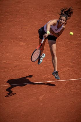 Daria KASATKINA (RUS) contre Camila GIORGI (ITA) TENNIS : Roland Garros 2022 - 1 8e de finale - 30 05 2022 AurelienMorissard Panoramic 
