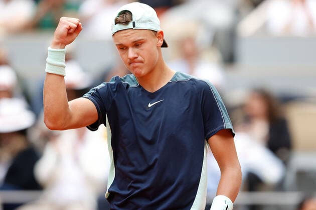 30 05 2022, tennis, French Open 2022 Roland Garros, FRA, Paris, Roland Garros picture v li Holger Rune DK cheers Copyright: HMBxMedia AntonioxBorga