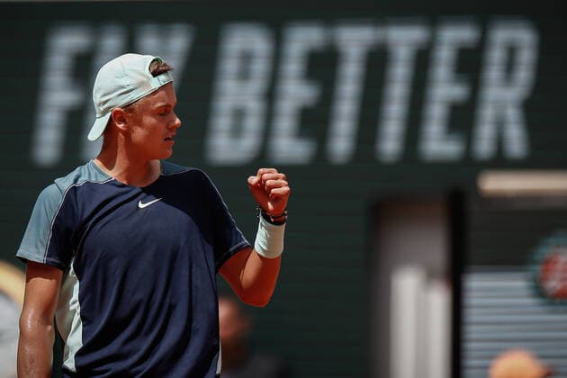 Holger RUNE (DEN) contre Stefanos TSITSIPAS (GRE) TENNIS : Roland Garros 2022 - 1 8e de finale - 30 05 2022 AurelienMorissard Panoramic 