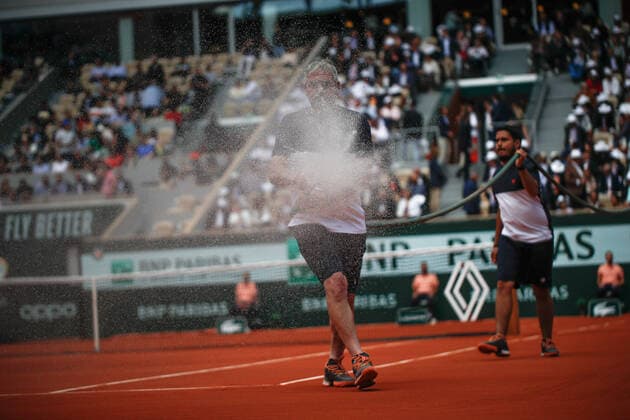 Arrosage pendant le match Stefanos TSITSIPAS (GRE) contre Holger RUNE (DEN) TENNIS : Roland Garros 2022 - 1 8e de finale - 30 05 2022 AurelienMorissard Panoramic 