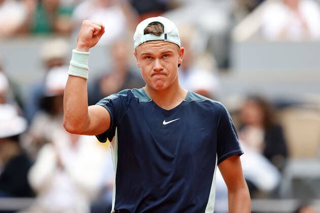 30 05 2022, Tennis, French Open 2022 Roland Garros, FRA, Paris, Roland Garros v li Holger Rune DK cheers Tennis, French Open 2022 Roland Garros Paris Copyright: xBeckerxEibner-Pressefotox EP_hec