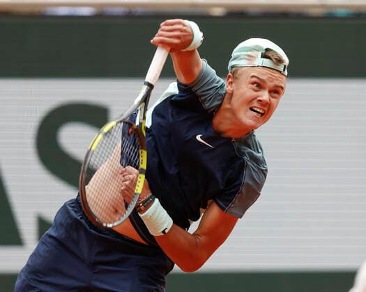 French Open 2022, Holger Rune slips his cap on serve, Copyright: xJuergenxHasenkopfx