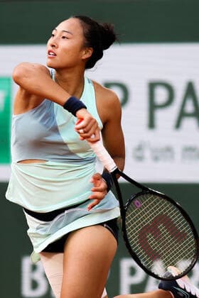 2022 French Open - Day Nine Zheng Qinwen during her match against Iga Swiatek on Philipe Chatrier court in the 2022 French Open 4th Round. Paris France  Copyright: xIbrahimxEzzatx originalFilename:ezzat-notitle220530_nptd4.jpg