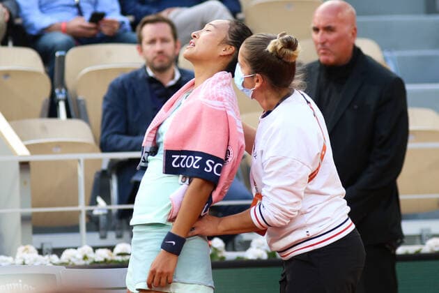 2022 French Open - Day Nine Zheng Qinwen during her match against Iga Swiatek on Philipe Chatrier court in the 2022 French Open 4th Round. Paris France  Copyright: xIbrahimxEzzatx originalFilename:ezzat-notitle220530_npAyH.jpg