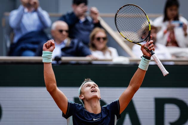 Sport Bilder des Tages May 30, 2022, Paris, France, France: HOLGER RUNE of Denmark celebrates his victory during the Day nine of Roland-Garros 2022, French Open 2022, Grand Slam tennis tournament at the Roland-Garros stadium. Rune won 7:5, 3:6, 6:3, 6:4. Paris France - ZUMAm308 20220530_zsp_m308_025 Copyright: xMatthieuxMirvillex