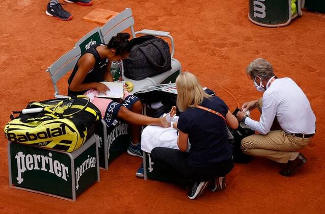 Mandatory Credit: Photo by Ella Ling Shutterstock (12959947ag) Leyla Fernandez of Canada reads a book whilst receiving a medical time out on her right foot French Open Tennis, Day 10, Roland Garros, Paris, France - 31 May 2022 French Open Tennis, Day 10, Roland Garros, Paris, France - 31 May 2022  Copyright: xEllaxLing Shutterstockx 12959947ag