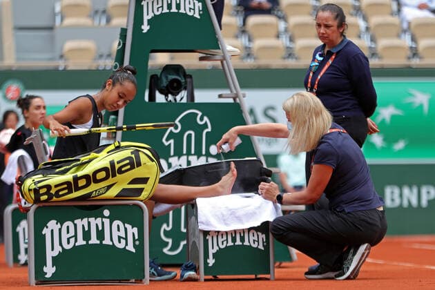 Sport Bilder des Tages 31st May 2022; Roland Garros, Paris, France: French Open Tennis tournament: A medic applies some spray to the foot of Leylah Fernandez (CAN) during her match against Martina Trevisan (ITA)  ActionPlus12395319 JonxBromley