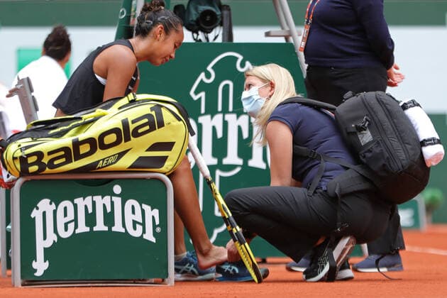 31st May 2022; Roland Garros, Paris, France: French Open Tennis tournament: A medic is called by Leylah Fernandez (CAN) during her match against Martina Trevisan (ITA)  ActionPlus12395320 JonxBromley