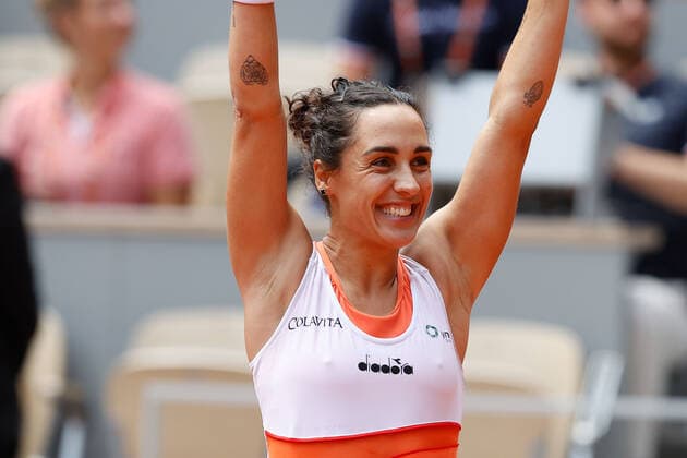 31 05 2022, Tennis, French Open 2022 Roland Garros, FRA, Paris, Roland Garros Picture v l Martina Trevisan ITA cheering after end of match Copyright: HMBxMedia AntonioxBorga
