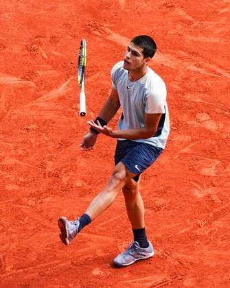 Mandatory Credit: Photo by Javier Garcia Shutterstock (12960001am) Carlos Alcaraz throws his racket in the air French Open Tennis, Day 10, Roland Garros, Paris, France - 31 May 2022 French Open Tennis, Day 10, Roland Garros, Paris, France - 31 May 2022  Copyright: xJavierxGarcia Shutterstockx 12960001am