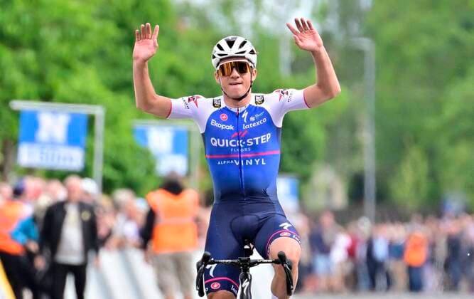 Bilder des Jahres 2022, Sport 05 Mai Sport Themen der Woche KW22 Sport Bilder des Tages GULLEGEM, BELGIUM - MAY 31 : Evenepoel Remco (BEL) of Quick-Step Alpha Vinyl Team celebrates the win during the Gullegem Koerse 2022 cycling race with start and finish in Schoten on May 31, 2022 in Gullegem, Belgium, 31 05 2022 ( Gullegem Koerse 2022 cycling race PhotoNews Panoramic 