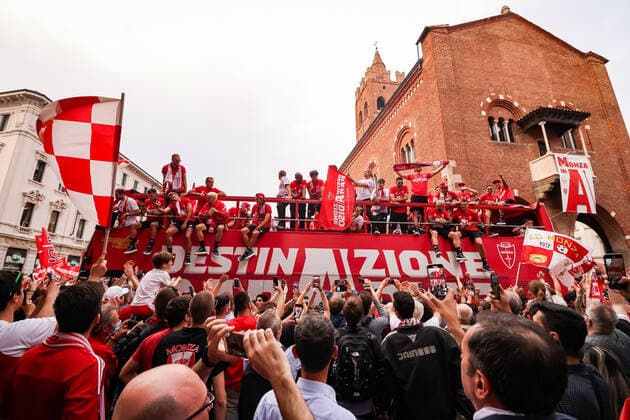 Photo Alessandro Bremec LaPresse May 31, 2022 Monza, Italy Soccer Berlusconi s Monza promoted to Serie A for first time in club history.In the pic: The AC Monza squad during the open top bus parade through the city Foto Alessandro Bremec LaPresse 31 Maggio, 2022 Monza, Italia Sport Calcio Monza in Serie A, la festa in citt& xe0; con il passaggio del pullman scoperto Nella foto: Il pullman scoperto per le vie della citt& xe0; fino a raggiungere lo stadio per la premiazione Photo Alessandro Bremec LaPresse May 31, 2022 Monza, Italy Sport Soccer Berlusconi s Monza promoted to Serie A for first time in club history. In the pic: The AC Monza squad during the open top bus parade through the city Foto Alessandro Bremec LaPresse 31 Maggio, 2022 Monza, Italia News Il pullman del Monza per le vie del centro dopo la promozione in Serie A. Nella foto: Il pullman per la FestA Promozione del Monza Photo Alessandro Bremec LaPresse May 31, 2022 Monza, Italy News The Monza bus through the streets of the center after the promotion to Serie A. In the photo: The bus for the Monza Promotion Fest Copyright: xAlessandroxBremec LaPressex