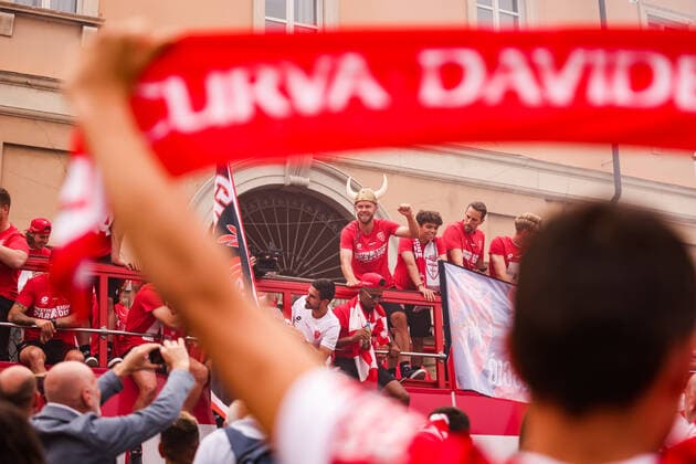 Photo Alessandro Bremec LaPresse May 31, 2022 Monza, Italy Soccer Berlusconi s Monza promoted to Serie A for first time in club history.In the pic: The AC Monza squad during the open top bus parade through the city Foto Alessandro Bremec LaPresse 31 Maggio, 2022 Monza, Italia Sport Calcio Monza in Serie A, la festa in citt& xe0; con il passaggio del pullman scoperto Nella foto: Il pullman scoperto per le vie della citt& xe0; fino a raggiungere lo stadio per la premiazione Photo Alessandro Bremec LaPresse May 31, 2022 Monza, Italy Sport Soccer Berlusconi s Monza promoted to Serie A for first time in club history. In the pic: The AC Monza squad during the open top bus parade through the city Foto Alessandro Bremec LaPresse 31 Maggio, 2022 Monza, Italia News Il pullman del Monza per le vie del centro dopo la promozione in Serie A. Nella foto: Il pullman per la FestA Promozione del Monza Photo Alessandro Bremec LaPresse May 31, 2022 Monza, Italy News The Monza bus through the streets of the center after the promotion to Serie A. In the photo: The bus for the Monza Promotion Fest Copyright: xAlessandroxBremec LaPressex