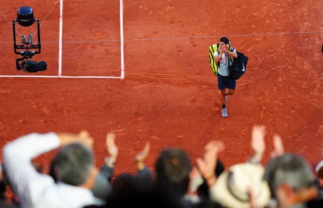 Mandatory Credit: Photo by Javier Garcia Shutterstock (12960001bk) Spectators applaud as Carlos Alcaraz leaves the court after his quarter final defeat French Open Tennis, Day 10, Roland Garros, Paris, France - 31 May 2022 French Open Tennis, Day 10, Roland Garros, Paris, France - 31 May 2022  Copyright: xJavierxGarcia Shutterstockx 12960001bk