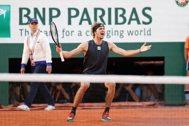 31 05 2022, Tennis, French Open 2022 Roland Garros, FRA, Paris, Roland Garros picture v l Alexander Zverev GER cheering after end of match Copyright: HMBxMedia AntonioxBorga