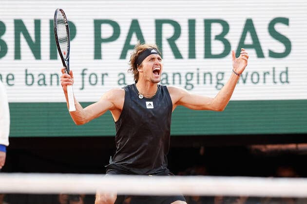 31 05 2022, Tennis, French Open 2022 Roland Garros, FRA, Paris, Roland Garros picture v l Alexander Zverev GER cheering after end of match Copyright: HMBxMedia AntonioxBorga