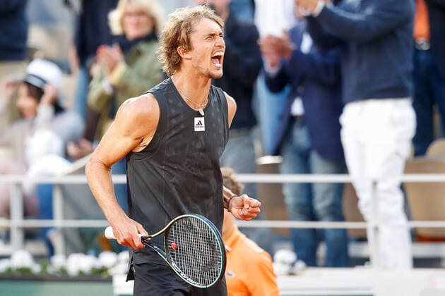 31 05 2022, Tennis, French Open 2022 Roland Garros, FRA, Paris, Roland Garros picture v l Alexander Zverev GER cheering after end of match Copyright: HMBxMedia AntonioxBorga