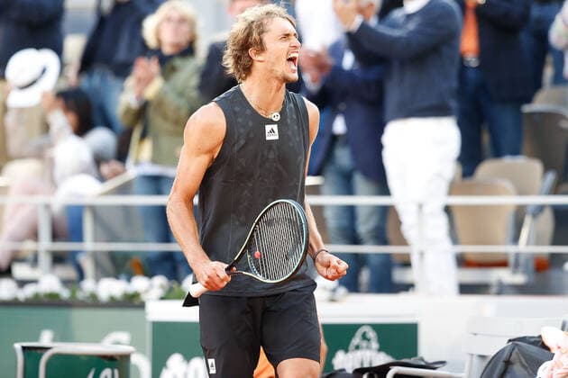 31 05 2022, Tennis, French Open 2022 Roland Garros, FRA, Paris, Roland Garros picture v l Alexander Zverev GER cheering after end of match Copyright: HMBxMedia AntonioxBorga