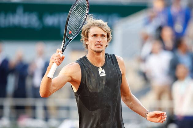 31 05 2022, tennis, French Open 2022 Roland Garros, FRA, Paris, Roland Garros picture v l Alexander Zverev GER thanks the fans, thanks, thanks, after the match thanks the fans, applauds the fans Copyright: HMBxMedia AntonioxBorga