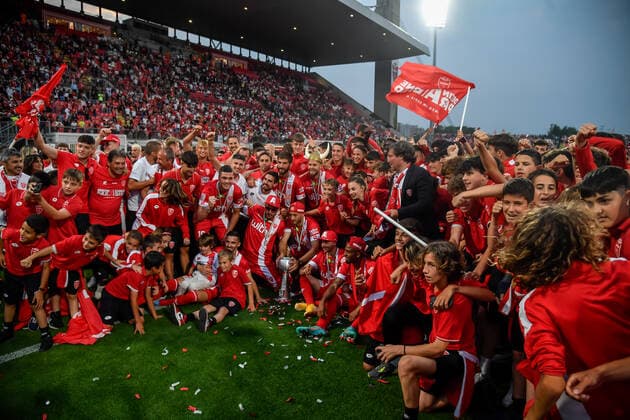 Photo Claudio Furlan LaPresse 31 May 2022 Monza (Italy) News Berlusconi s Monza promoted to Serie A for first time in club history.In the pic: Monza players during the party at the Brianteo Stadium  Copyright: xClaudioxFurlan LaPressex