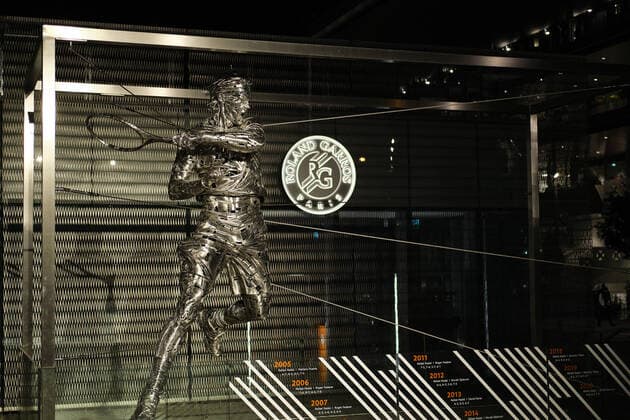 (220601) -- PARIS, June 1, 2022 -- Photo taken on June, 1, 2022 shows the statue of Rafael Nadal at Roland Garros in Paris, France. ) (SP)FRANCE-PARIS-TENNIS-ROLAND GARROS-FRENCH OPEN-MEN S SINGLES QUARTERFINAL MengxDingbo 
